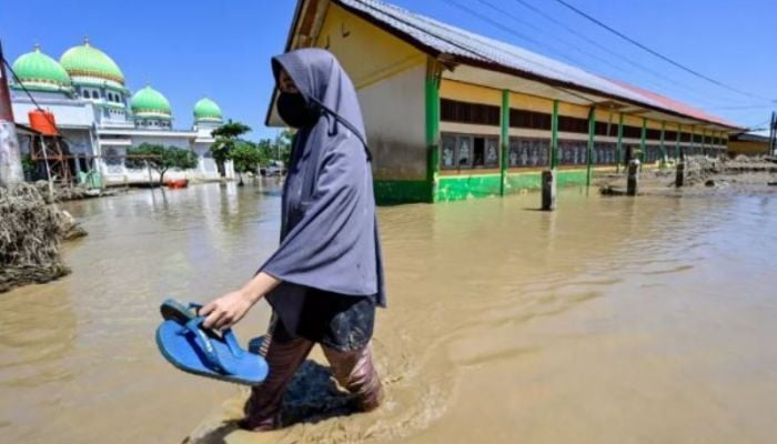 Indonesia, Thailand race to find missing as flooding toll tops 600
