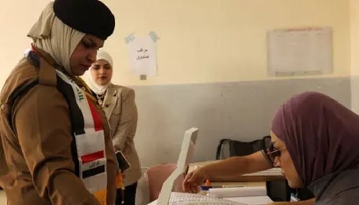 Iraqi forces, displaced people vote early ahead of election