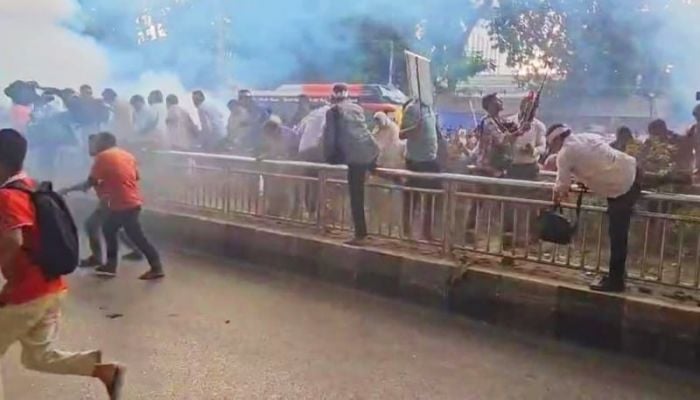 Police block primary teachers' march, deploy tear gas, sound grenades