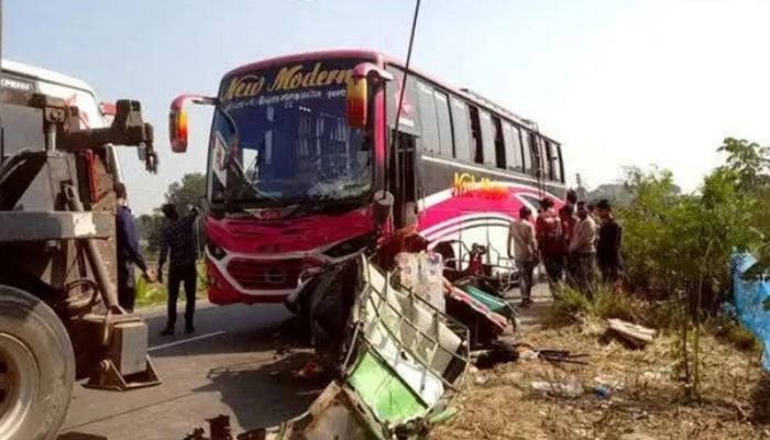 4 die in Faridpur road crash 