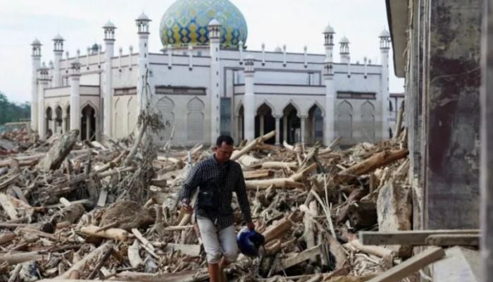 Death toll from devastating Indonesia floods passes 900