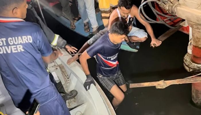 5 vehicles slip off ferry, 3 dead