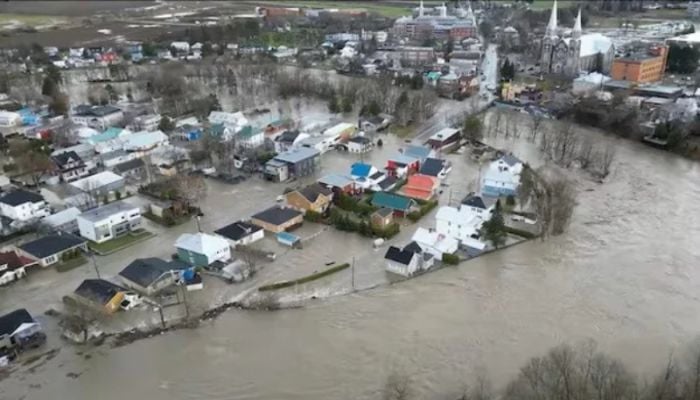 Floods in US, Canada force huge evacuations