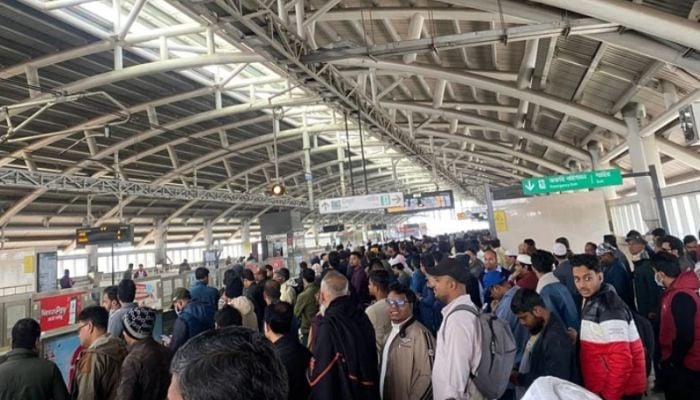 Crowd at metro stations to attend Khaleda Zia’s janaza