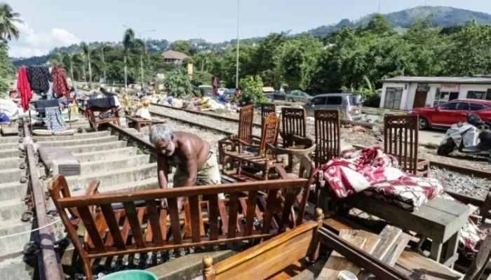 Sri Lanka issues landslide warnings as cyclone death toll hits 618