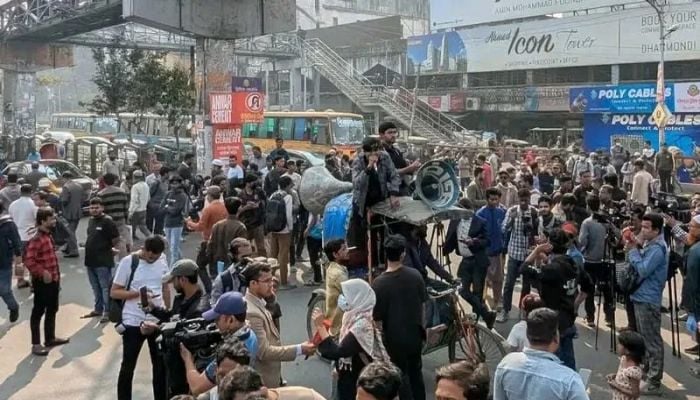 Students from 7 govt colleges block key roads in Dhaka again