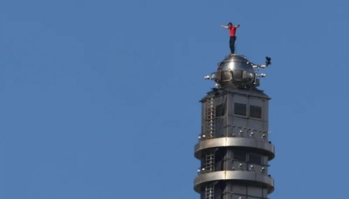 Climber Alex Honnold scales 101-floor skyscraper without safety gear