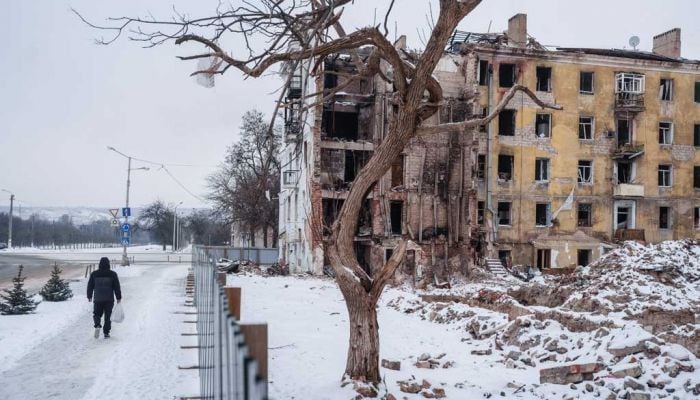 Russia, Ukraine sit for tense talks on thorny territorial issue