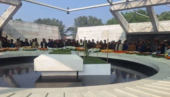 Fakhrul visits graves of Ziaur Rahman, Khaleda Zia