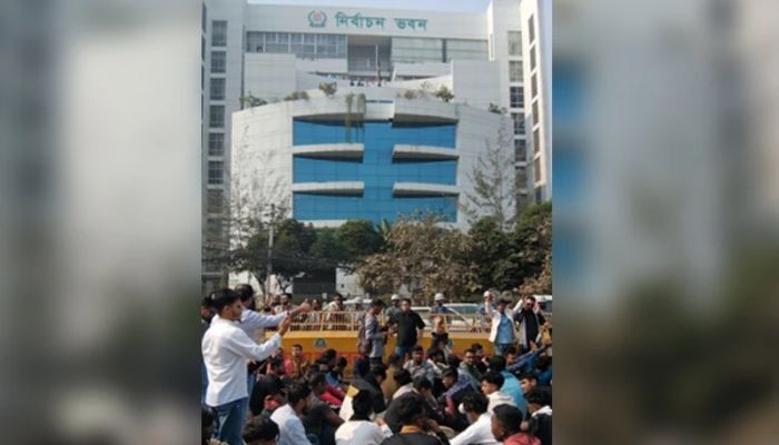 Chhatra Dal besiege Election Commission over three key demands