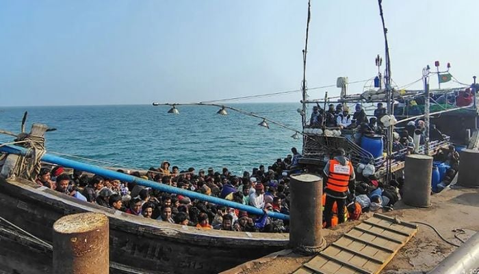 Navy detains 273 people while attempting illegal overseas travel