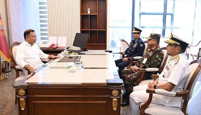 Chiefs of three services call on PM