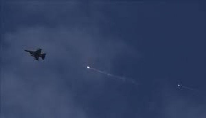 Warplanes and missiles seen in Iraq's airspace: witnesses, military source