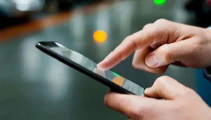Ban on using mobile phones at polling stations lifted