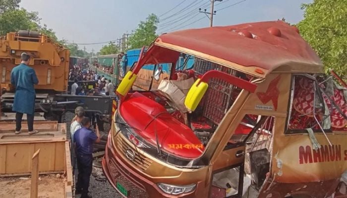 12 killed in bus-train collision in Cumilla 