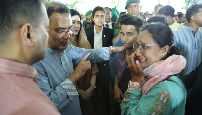 PM exchanges Eid greetings with commoners at Jamuna