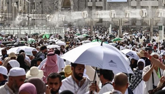 Muslims begin the annual Hajj in sweltering heat against a backdrop of war concerns
