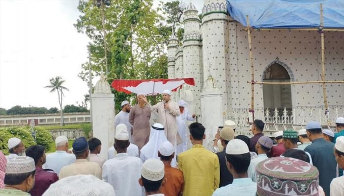 Yasser Khan offers Eid prayers at Nandail