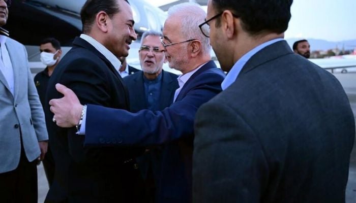 Pakistan army chief in Tehran as Iran weighs US peace offer