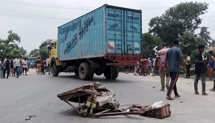 4 killed as covered van hits easybike, van on Jashore-Khulna highway