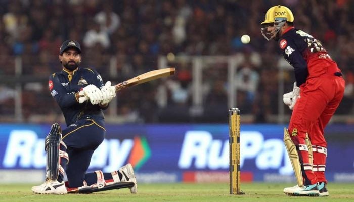 Holder brings 'sprinkling of stardust' as Gujarat beat RCB