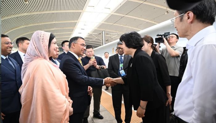 PM leaves Dalian for Beijing by bullet train