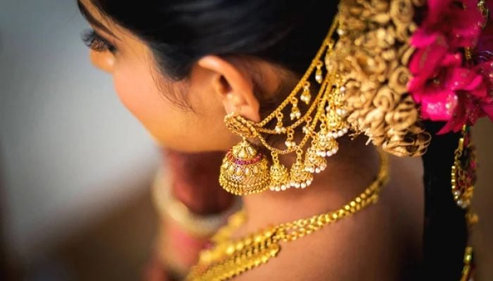 Gold prices fall further in the domestic market
