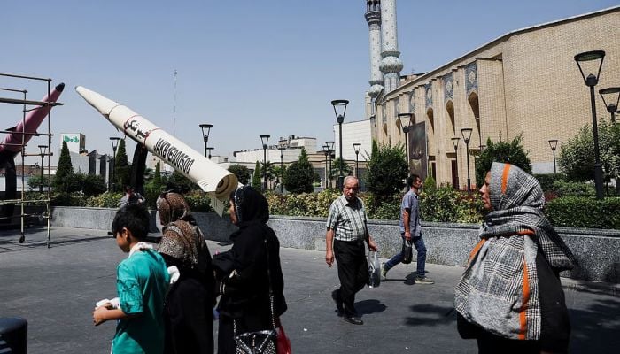 Iran and US close on initial deal, Tehran says no signing on Sunday