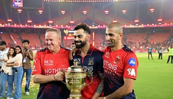 Kohli dubbed 'heartbeat' of IPL champions in coach Flower tribute