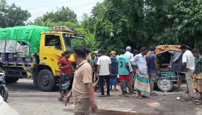 Truck- autorickshaw head-on collision leaves three dead in Meherpur