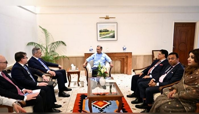 Turkish foreign minister calls on PM