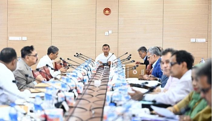 PM chairs ECNEC meeting at Secretariat 