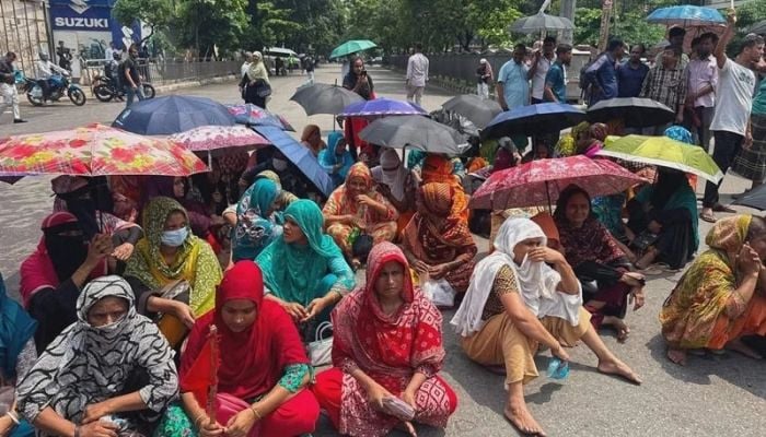 Garment workers lift blockade after three hours