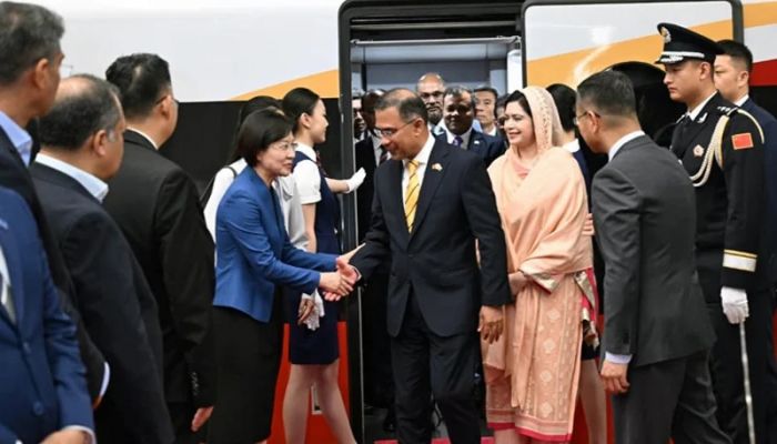 Red carpet rolled out as PM arrives in Beijing  