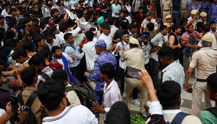 Tear gas, lathicharge as at least 20,000 march with CJP to Parliament