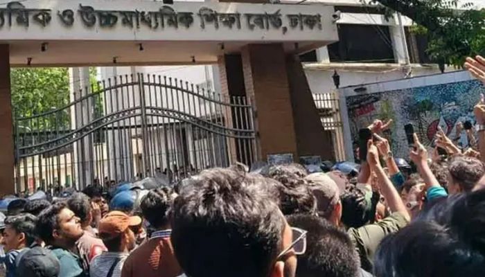 Students protest in front of Dhaka board demanding resignation of Education Minister