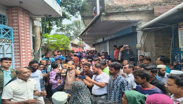 Hundreds of locals attack, blockade road outside Jashore MP Golam Rasul’s house