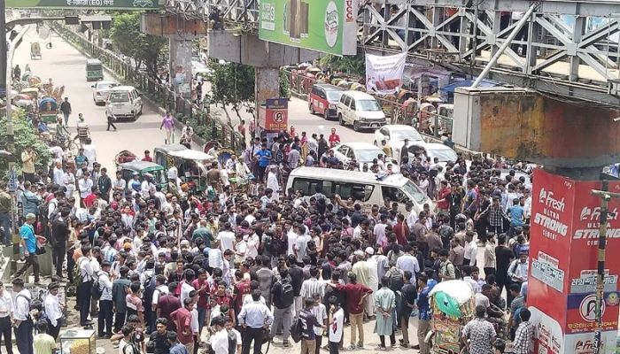 HSC examinees block Science Lab, demand education minister's resignation