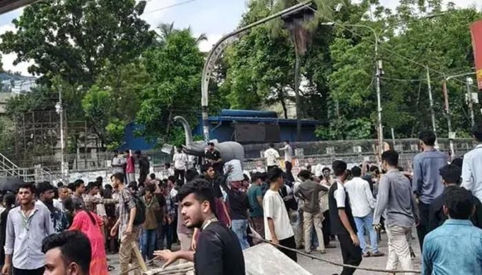 Students gather again at Science Lab demanding resignation of education minister
