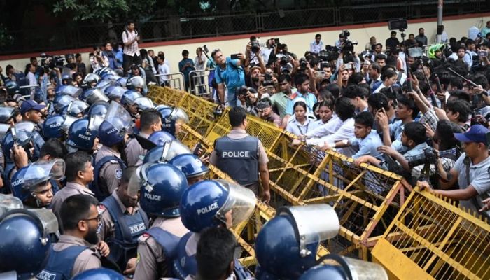Protesting students face police barricades near Shikkha Bhaban