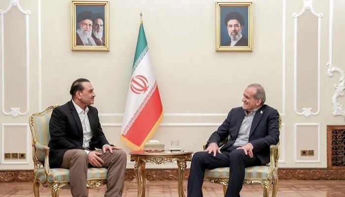 Pakistan army chief meets with Iran president in Tehran