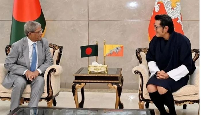 Bhutanese King makes brief stopover at Dhaka airport, meets President