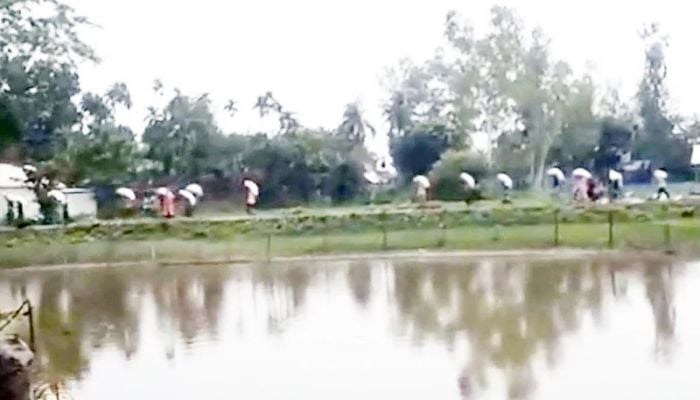 Farmers force open warehouse, seize 197 sacks of fertiliser in Kurigram