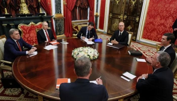 Putin holds Ukraine talks with US envoys