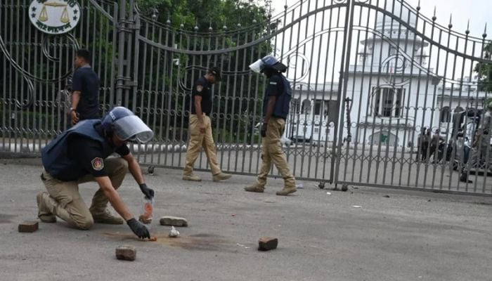 Crude bomb explodes nearby Supreme Court main gate