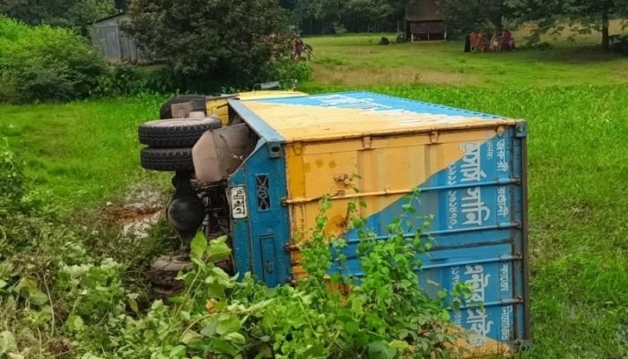 3 killed in covered van-autorickshaw collision in Gazipur
